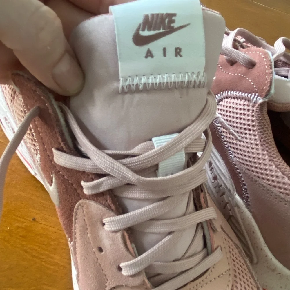Nike excellent barely